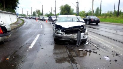 [FOTO] Grav accident în Triaj, trei maşini implicate!