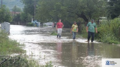 A început refacerea podului distrus de inundatii