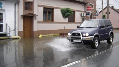 [UPDATE] Pompierii şi jandarmii din Caraş-Severin ajută localnicii din Borlovenii Noi