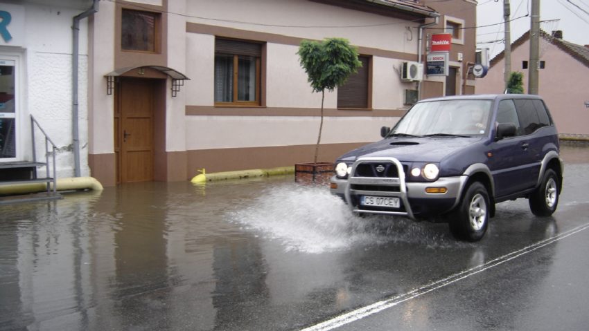 [UPDATE] Pompierii şi jandarmii din Caraş-Severin ajută localnicii din Borlovenii Noi