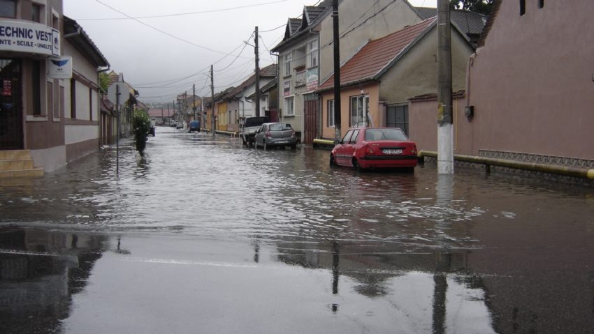 [FOTO] [UPDATE] Străzi inundate de ploaia torenţială, la Caransebeş