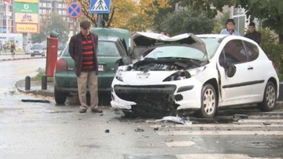 Accident la Timişoara! Un microbuz a intrat într-o maşină