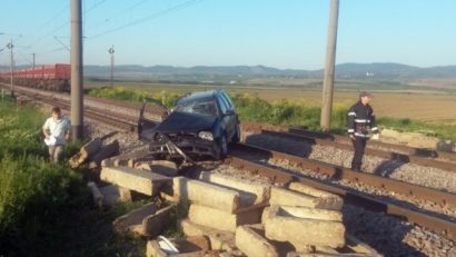 Autoturism distrus în impactul cu un marfar