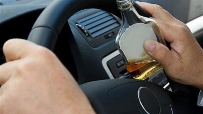 Cu prea mult alcool şi fără permis la volan