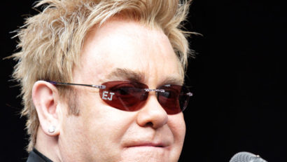 Elton John cere întâlnire cu Vladimir Putin