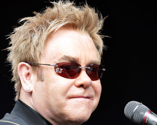 Elton John cere întâlnire cu Vladimir Putin