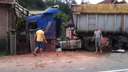 Accident pe DN7! Un TIR a intrat într-o casă