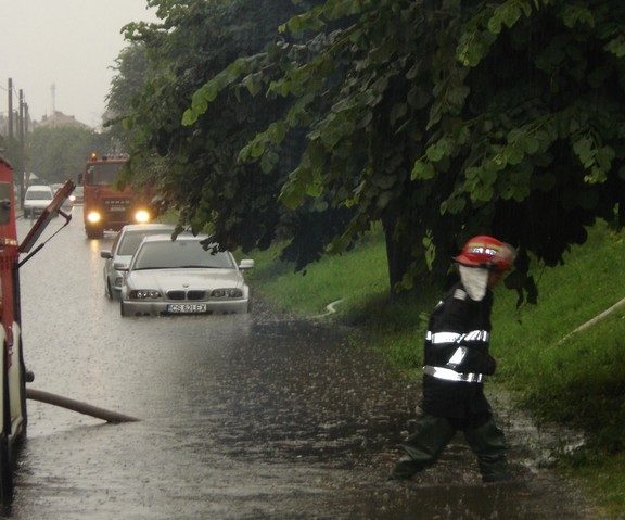 [FOTO] Caransebeșenii din nou inundați