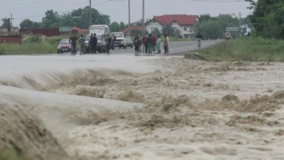 Zeci de persoane au fost evacuate după ce râul Bârzava a inundat o stradă din Gătaia