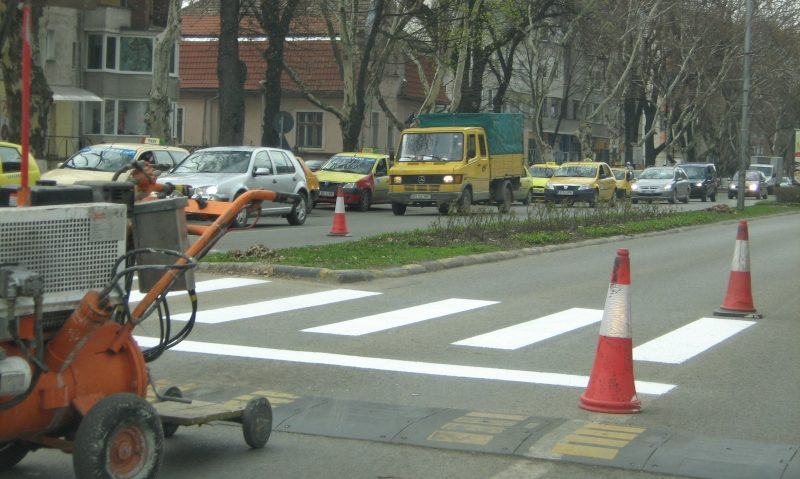 Se marchează trecerile de pietoni la Caransebeș