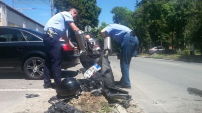 Motociclist rănit grav din cauza neatenţiei