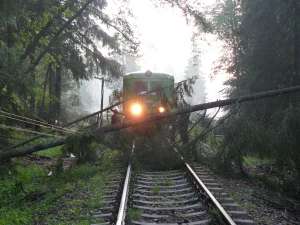 Tren accelerat blocat în Caraş-Severin de furtună!