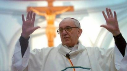 Papa Francisc I a dăruit o cărticică de rugăciuni care conţine şi antidotul blestemelor