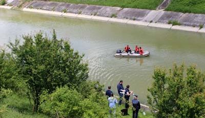 Un bărbat şi un copil au dispărut în apele Mureşului!