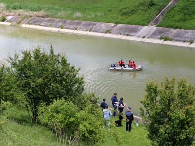 Un bărbat şi un copil au dispărut în apele Mureşului!