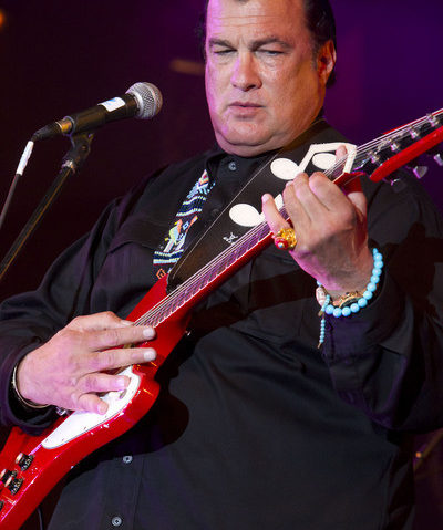 Concert Steven Seagal sub drapelul separatiștilor din Ucraina