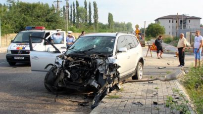 Maşină zdrobită de tren în Timiş. Două persoane au ajuns la spital