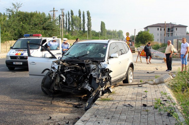 Maşină zdrobită de tren în Timiş. Două persoane au ajuns la spital