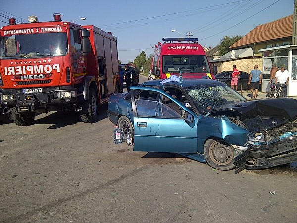 Accident grav la Peciu Nou. Trei persoane au ajuns la spital