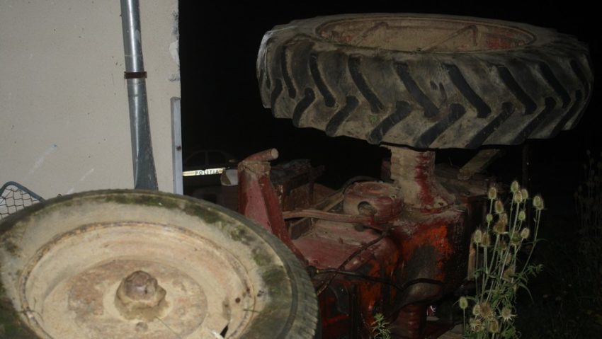 Un cărăşan a fost strivit de tractor în timp ce discuia grădina