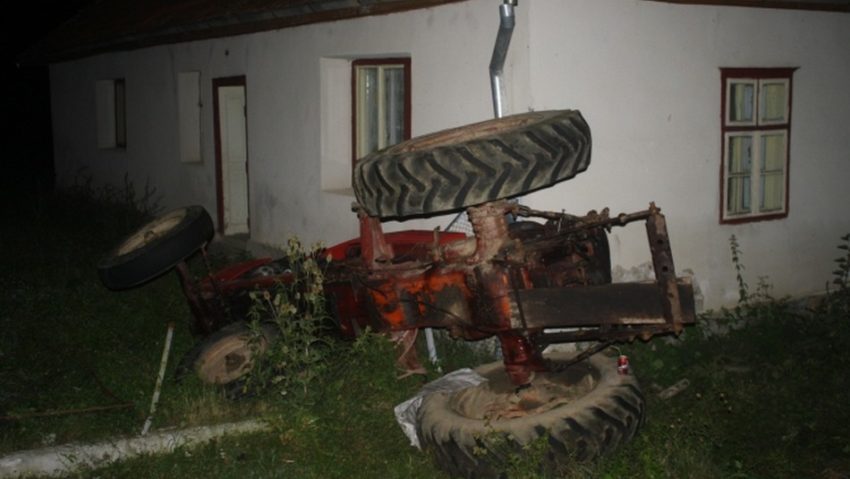 [FOTO] Tractor rasturnat la Scăiuş