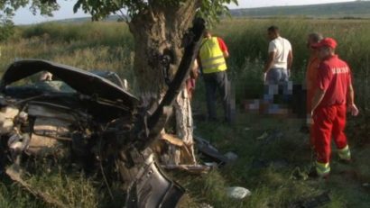 Un bărbat a murit după ce maşina în care era a intrat într-un copac