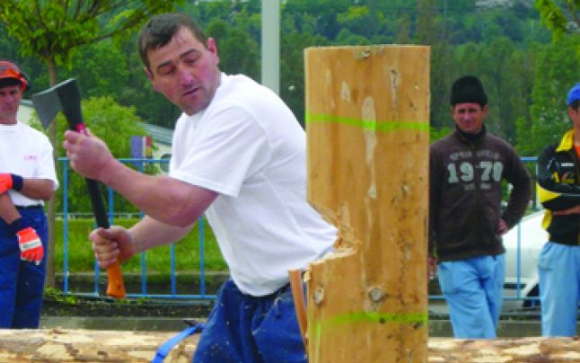 Începe Campionatul Naţional al Tăietorilor de lemne