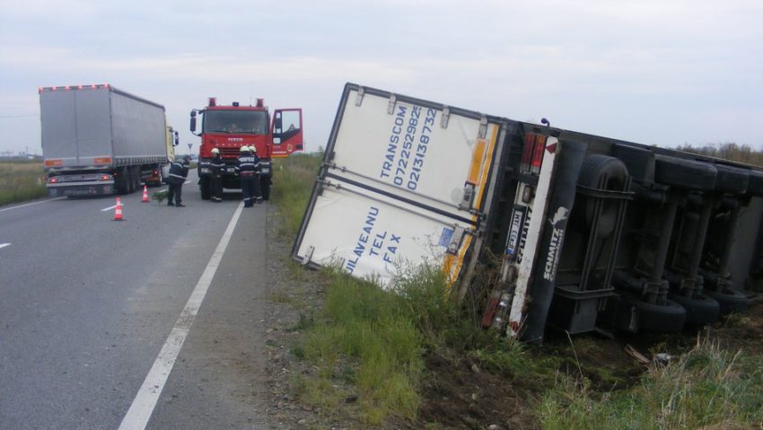 [FOTO] Un tir încărcat cu produse lactate s-a răsturnat la intrarea în Lugoj