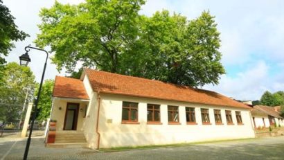 „Casa Musafirilor” de la Săvârşin reconstruită de familia regală