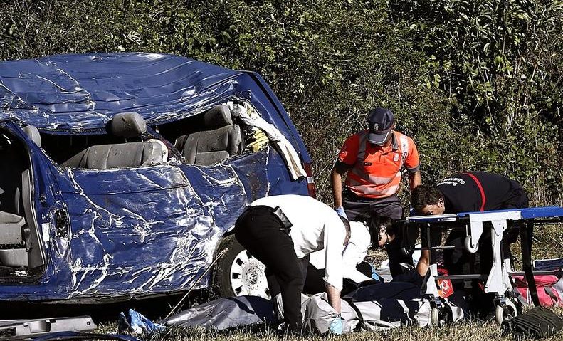 Doi oameni au murit şi o maşină s-a rupt în două