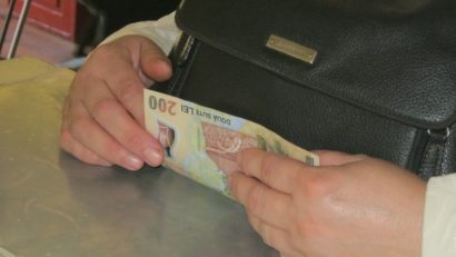 Pensionarii din Băile Herculane apelează în număr tot mai mare la împrumuturi de la CARP!