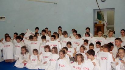 Judoka de la cluburile Muncitorul Reşiţa şi Energetica din Caransebeş au urcat de 12 ori pe podium la Cupa Aradului