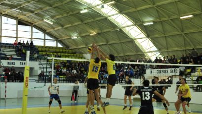 [Foto] Banatul Caransebeş debutează cu victorie în Cupa României la volei masculin