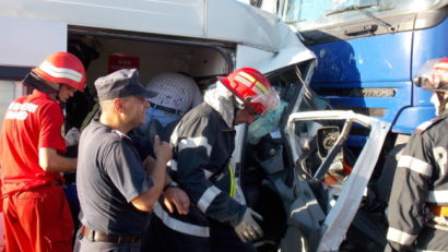 Ambulanţă plecată să salveze vieţi, implicată într-un accident rutier