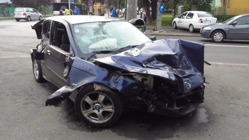 [FOTO] Nerespectarea culorii roşii a semaforului – cauza unui accident rutier