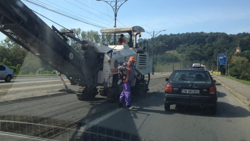 [FOTO] Se asfaltează podul de la Intim