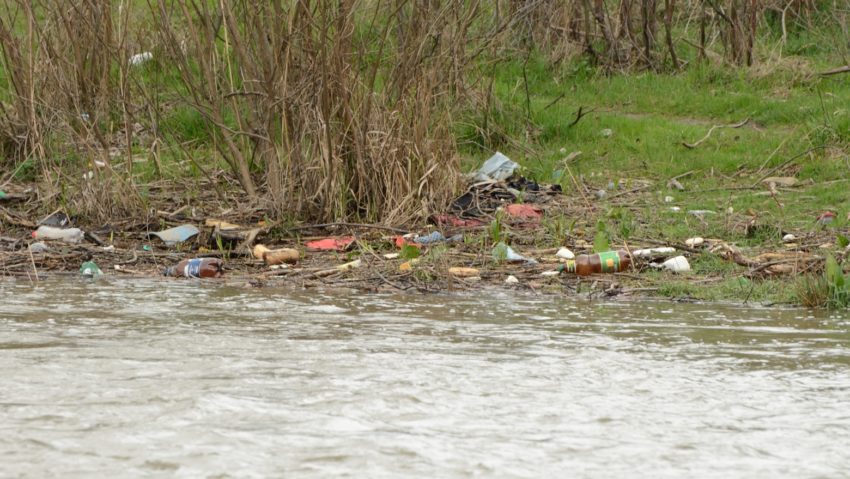 Primii pași spre curățarea râului Bistra la Oțelu Roșu