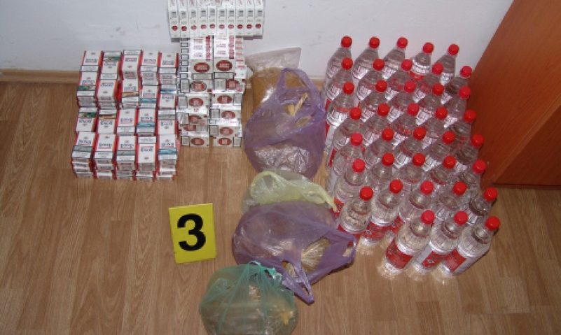 Alcool şi tutun de contrabandă descoperite de poliţiştii din Deta