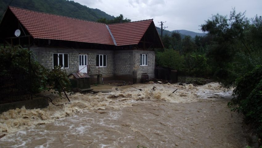 Zeci de localităţi inundate, în ultimele 24 de ore! Două persoane au fost luate de viitură!