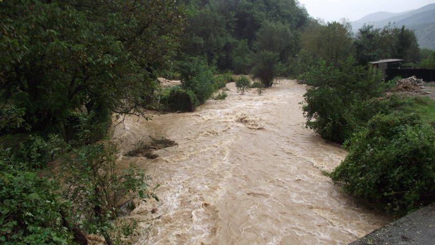 Hidrologii au emis cod galben pentru mai multe râuri. Nu scăpăm de inundaţii