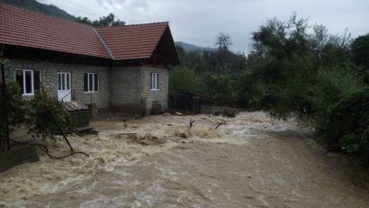 [FOTO] Comuna Topleţ sub ape