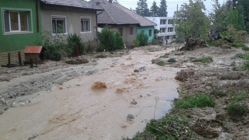 [VIDEO] Imaginile dezastrului din Mehedinţi. S-a surpat pământul de sub picioare