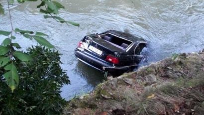 A ajuns cu maşina în râu lângă Reşiţa, din cauza alcoolului