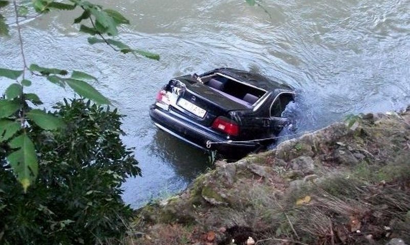 A ajuns cu maşina în râu lângă Reşiţa, din cauza alcoolului