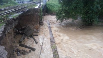 Trenurile din sud-vestul României rămân în gări