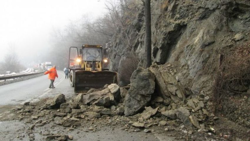 Trafic rutier blocat pe E70. Două maşini avariate de căderile de piatră