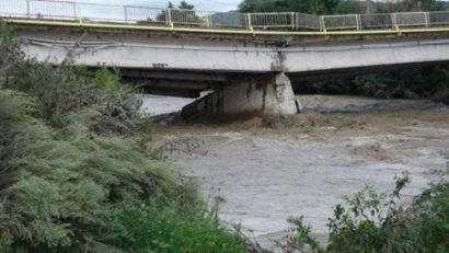 Circulaţie rutieră blocată între Mehedinţi şi Caraş-Severin. Şoferii trebuie să facă un ocol de peste 200 de km