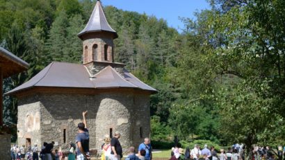 Mii de pelerini de 1 Mai la Prislop