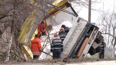 Tir răsturnat pe DN6 din cauza vitezei