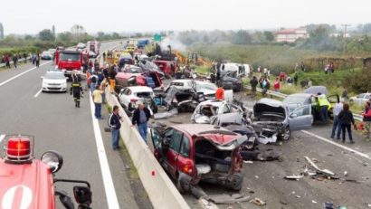 Accident teribil în Grecia provocat de un român. Patru persoane au murit şi zeci sunt rănite